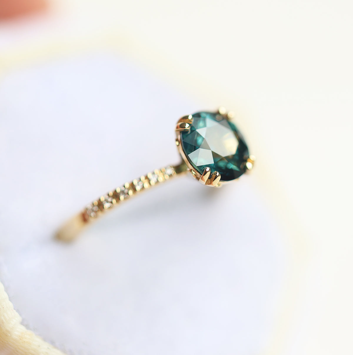 1.6Ct Okrugla Teal Safir Verenički prsten, Safir dijamantski prsten sa Pave Diamond Band | Prstenovi | Capucinne