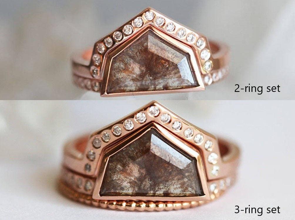 Verenički prsten sa dijamantima od soli i bibera u obliku geometrijskog štita od 14k zlata.