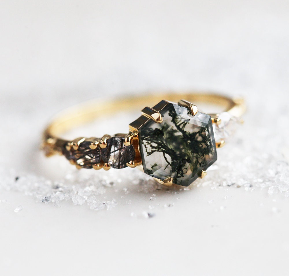 Zeleni šestougaoni Moss Agate sa bočnim kruškom moisanitom i okruglim crnim rutilnim kvarcnim kamenjem