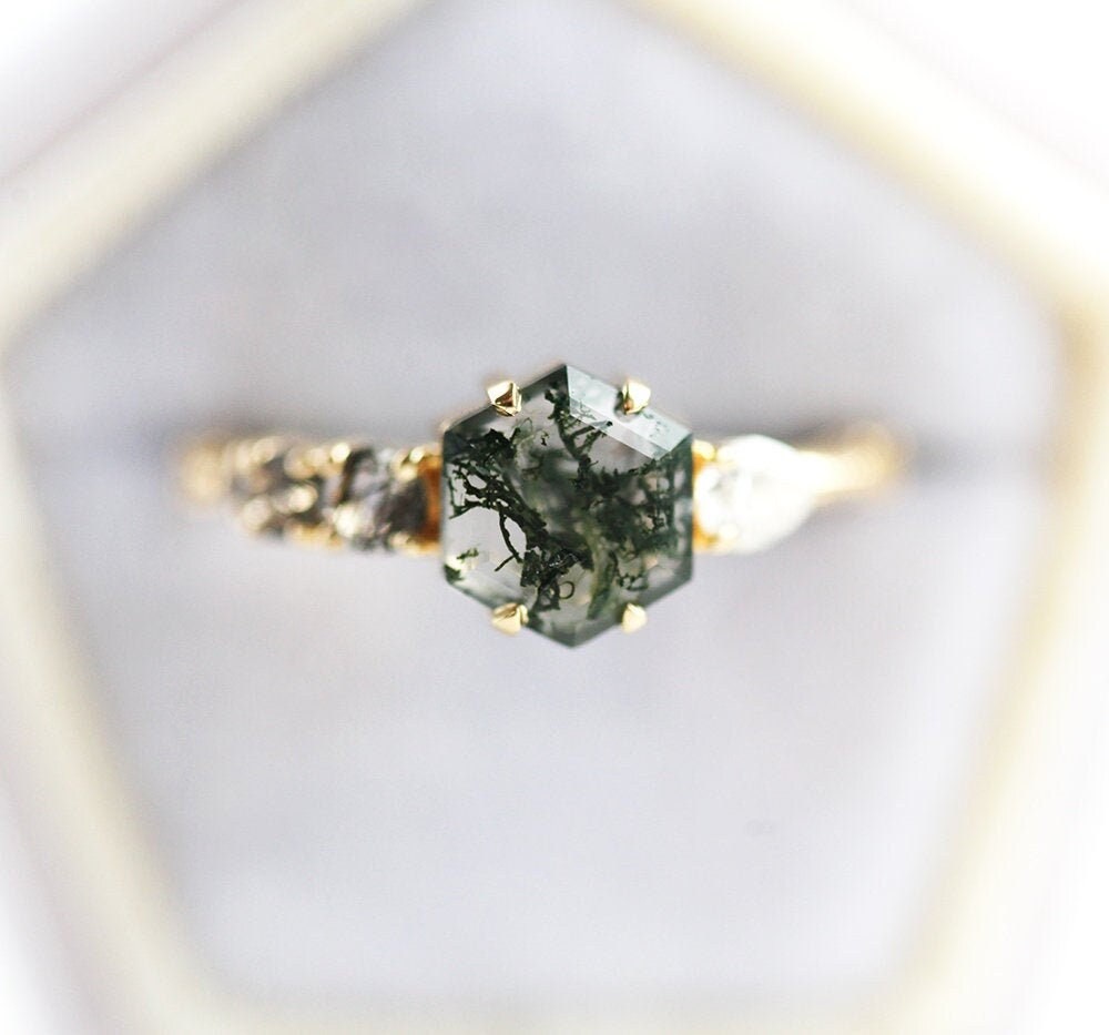 Zeleni šestougaoni Moss Agate sa bočnim kruškom moisanitom i okruglim crnim rutilnim kvarcnim kamenjem