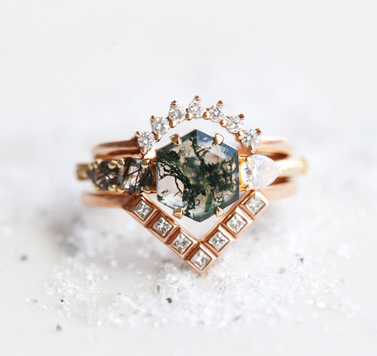 Zeleni šestougaoni Moss Agate sa bočnim kruškom moisanitom i okruglim crnim rutilnim kvarcnim kamenjem