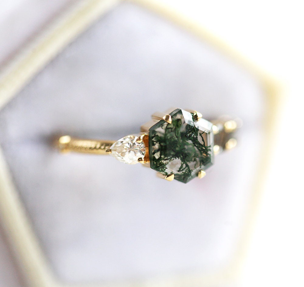 Zeleni šestougaoni Moss Agate sa bočnim kruškom moisanitom i okruglim crnim rutilnim kvarcnim kamenjem