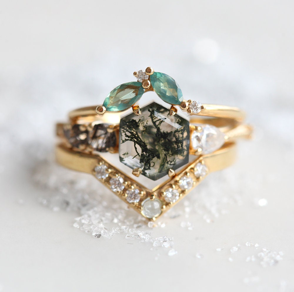 Zeleni šestougaoni Moss Agate sa bočnim kruškom moisanitom i okruglim crnim rutilnim kvarcnim kamenjem