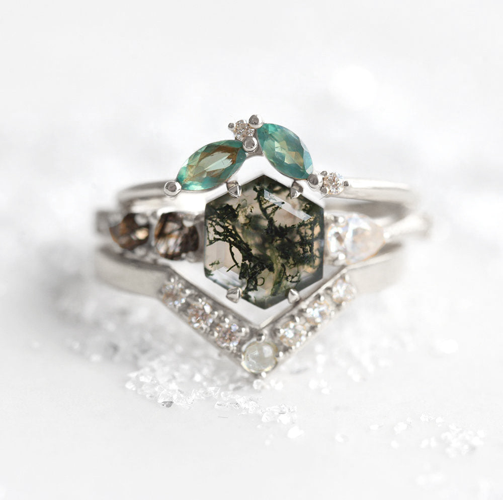 Zeleni šestougaoni Moss Agate sa bočnim kruškom moisanitom i okruglim crnim rutilnim kvarcnim kamenjem
