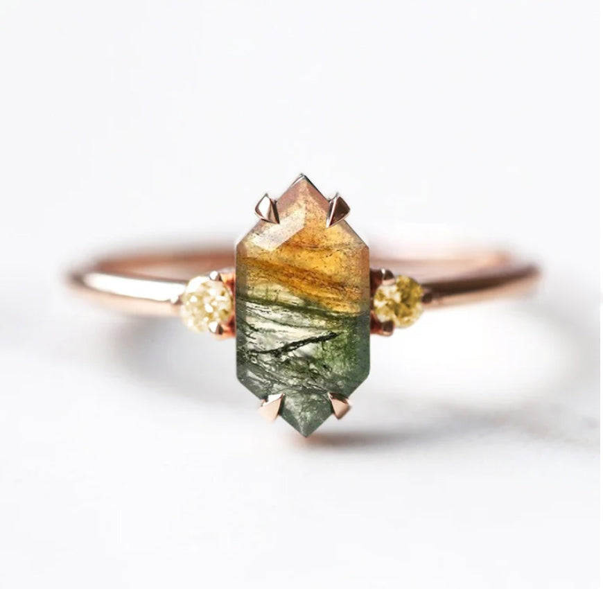 Zeleni i crveni šestougaoni prsten od Moss Agate sa bočnim safirnim kamenjem
