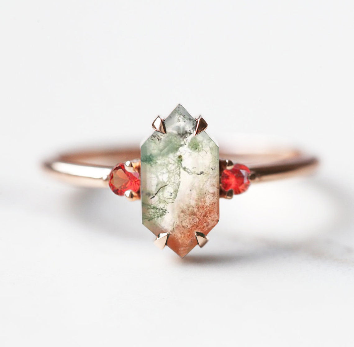 Zeleni i crveni šestougaoni prsten od Moss Agate sa bočnim safirnim kamenjem