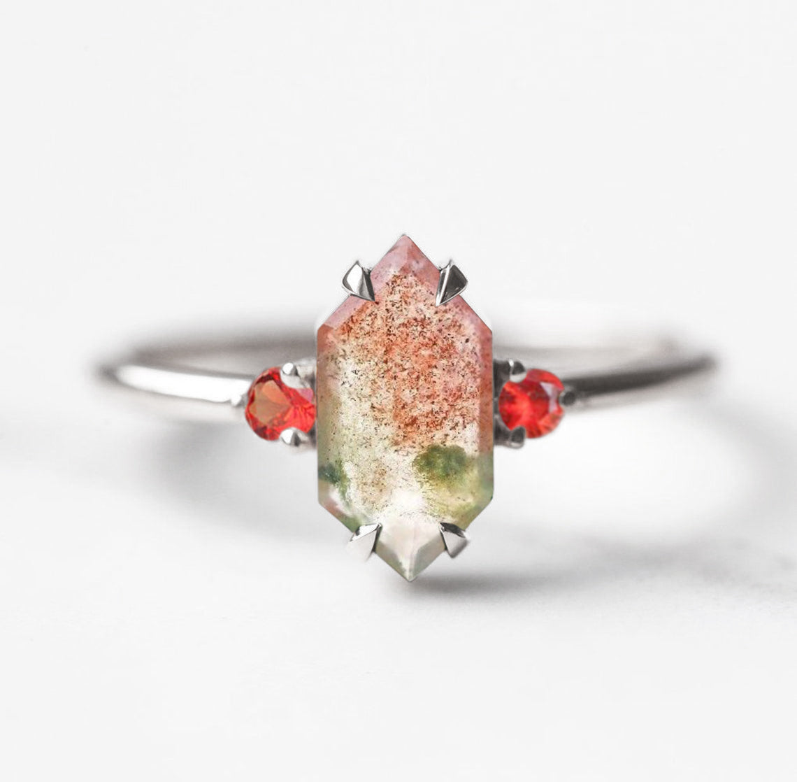 Zeleni i crveni šestougaoni prsten od Moss Agate sa bočnim safirnim kamenjem