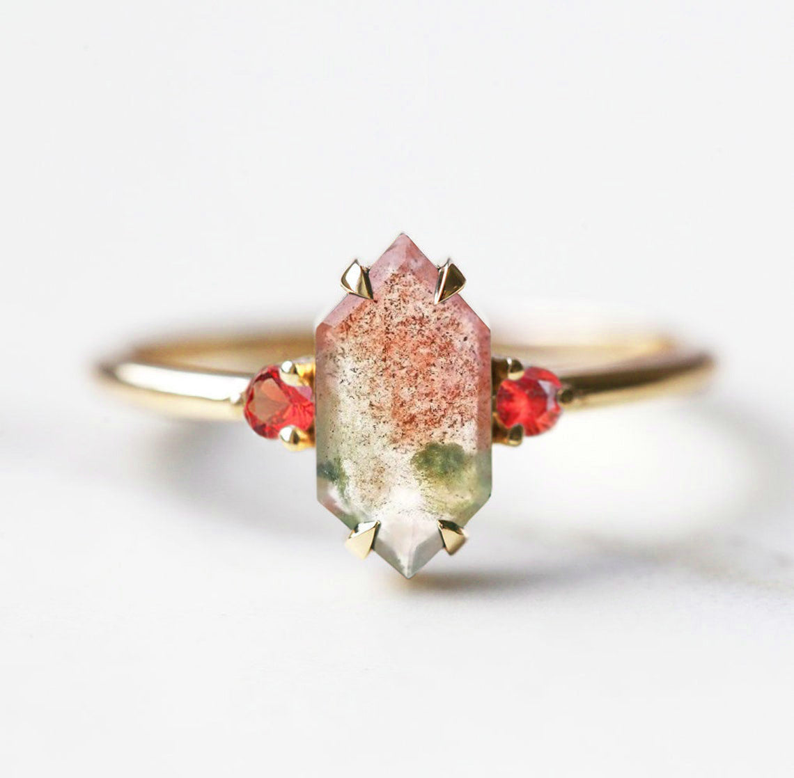 Zeleni i crveni šestougaoni prsten od Moss Agate sa bočnim safirnim kamenjem