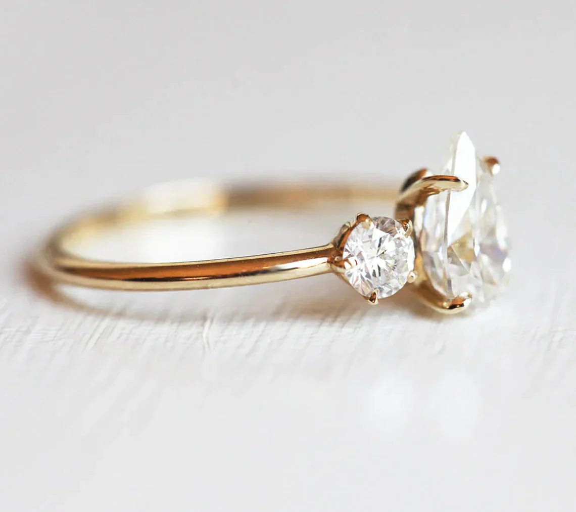Alisa Pear Moissanite Prsten-Capucinne
