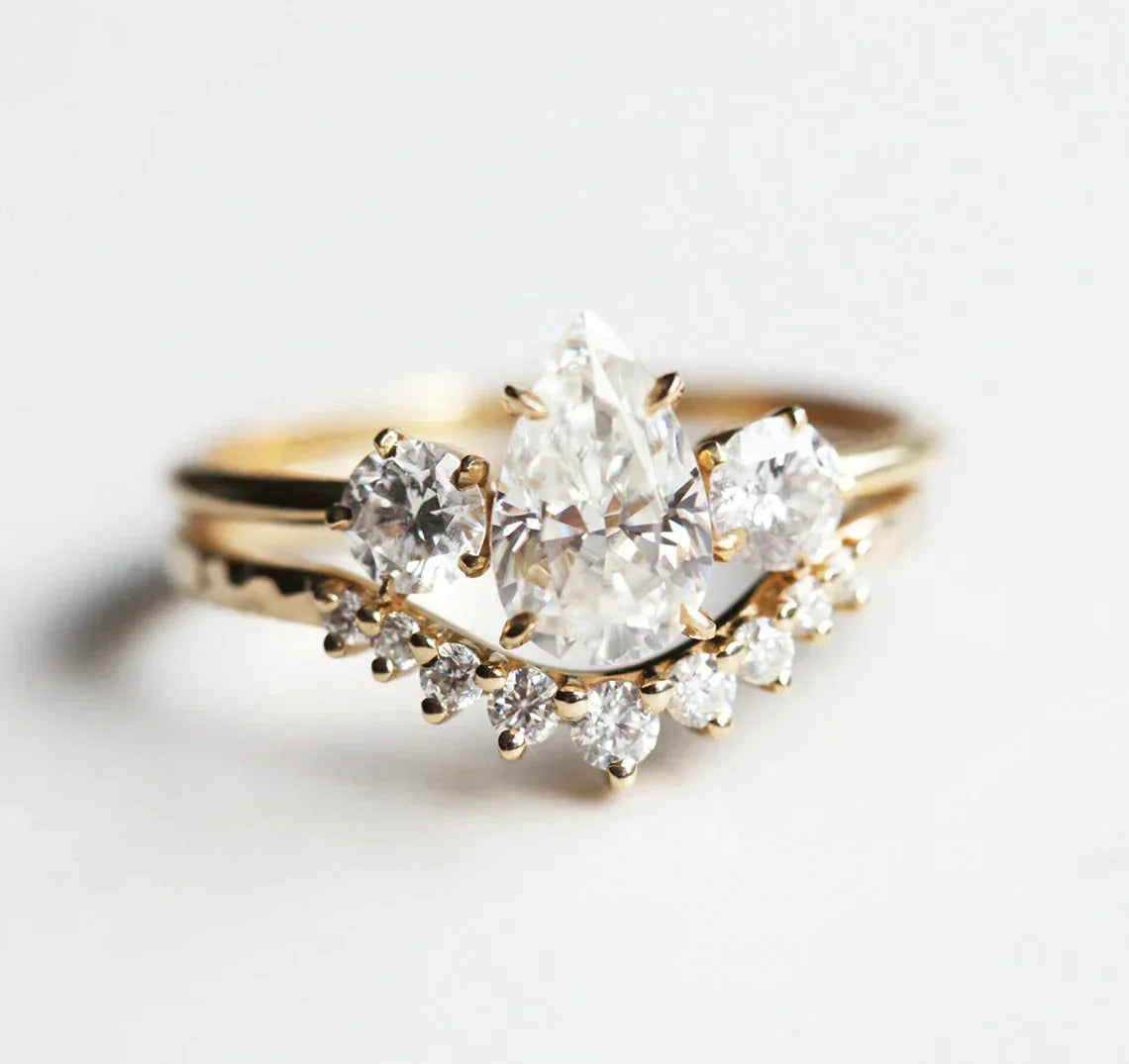 Alisa Pear Moissanite Prsten-Capucinne