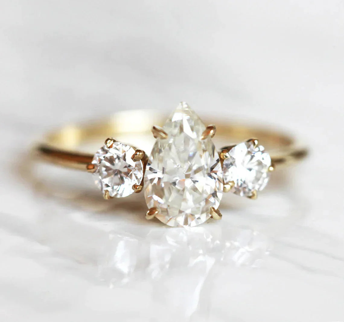 Alisa Pear Moissanite Prsten-Capucinne