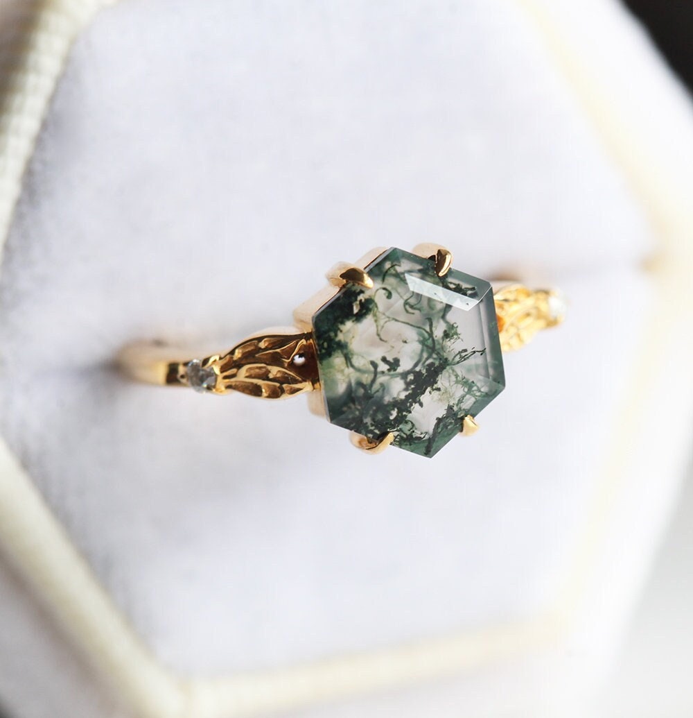 Zeleni šestougaoni prsten Moss Agate sa bočnim dijamantima