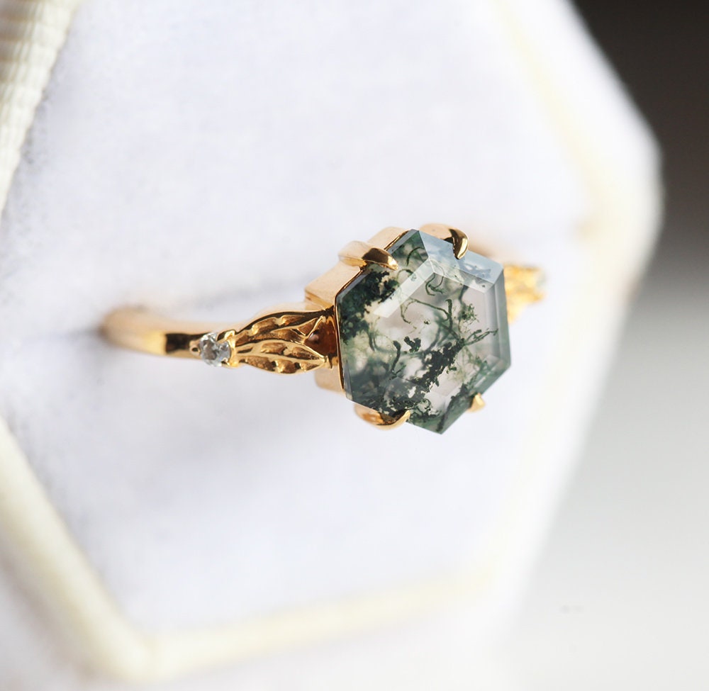 Zeleni šestougaoni prsten Moss Agate sa bočnim dijamantima