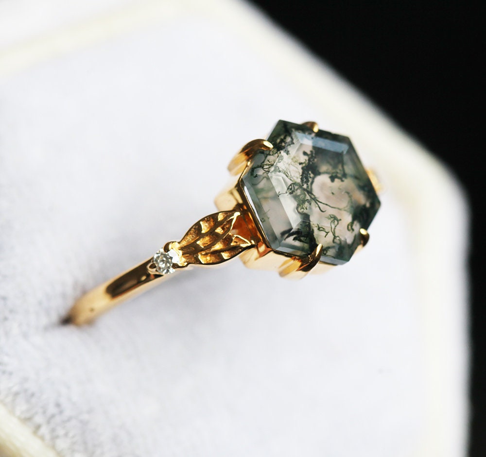 Zeleni šestougaoni prsten Moss Agate sa bočnim dijamantima