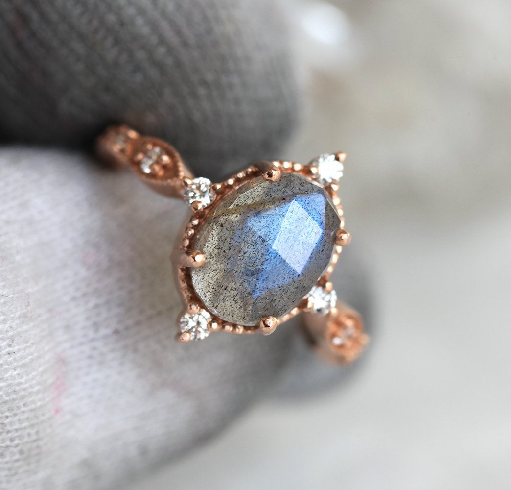 ARIA VINTAGE INSPIRISAN PRSTEN OD LABRADORITA-Capucinne