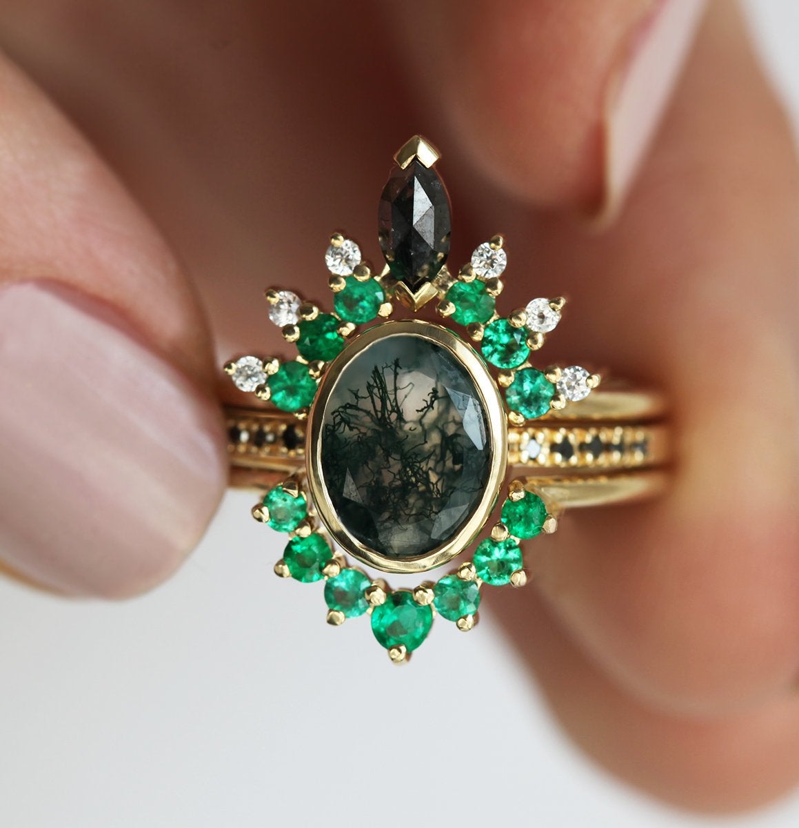 Ovalni prsten od Moss Agate sa okruglim crnim dijamantima na narukvici