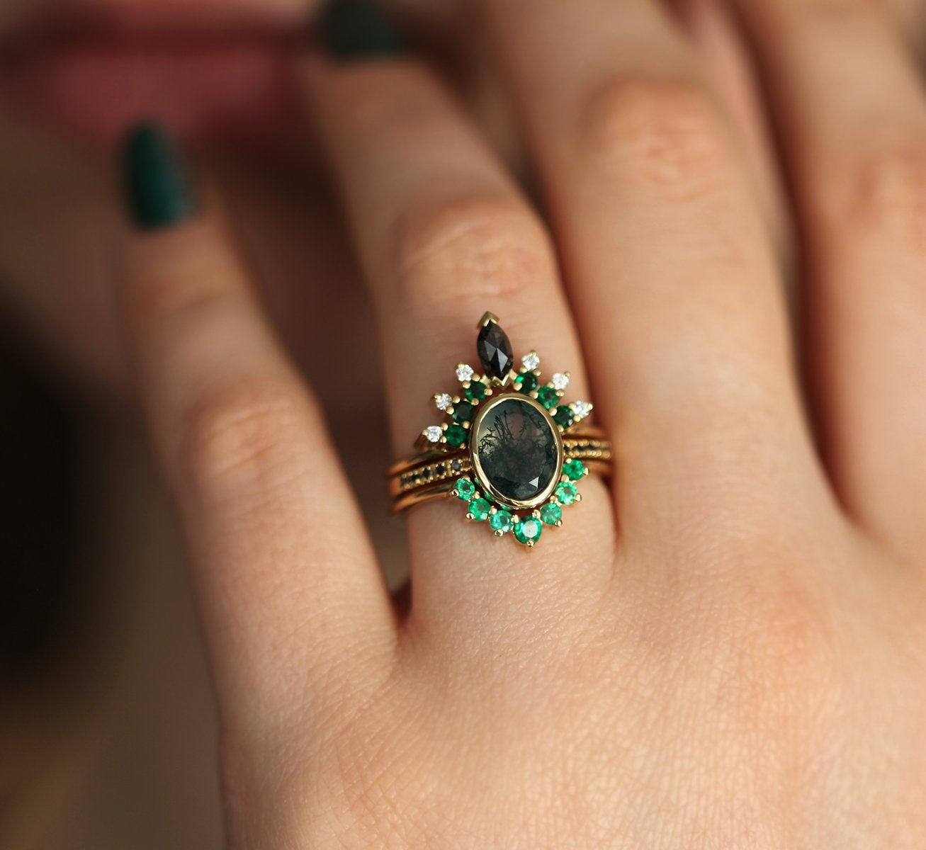 Ovalni prsten od Moss Agate sa okruglim crnim dijamantima na narukvici