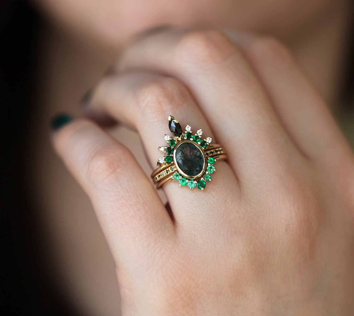 Ovalni prsten od Moss Agate sa okruglim crnim dijamantima na narukvici