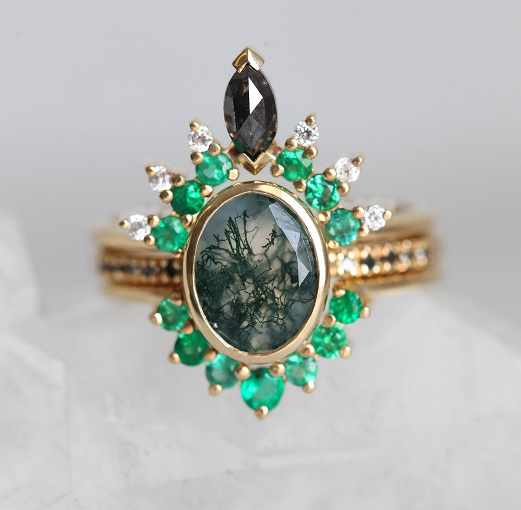 Ovalni prsten od Moss Agate sa okruglim crnim dijamantima na narukvici