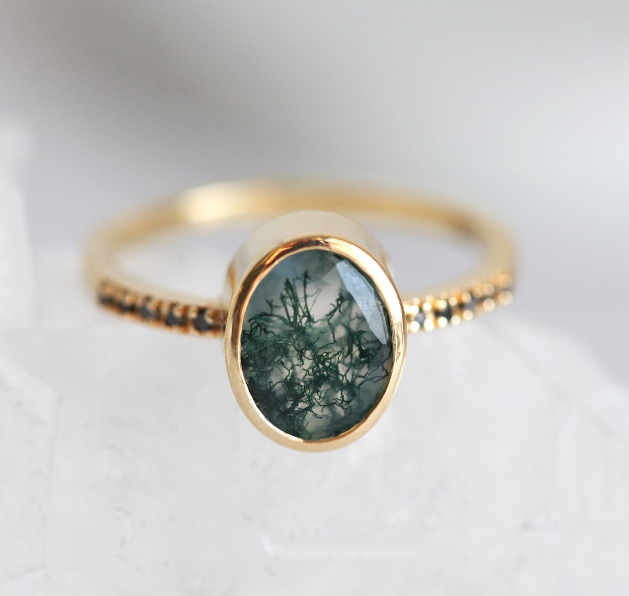 Ovalni prsten od Moss Agate sa okruglim crnim dijamantima na narukvici
