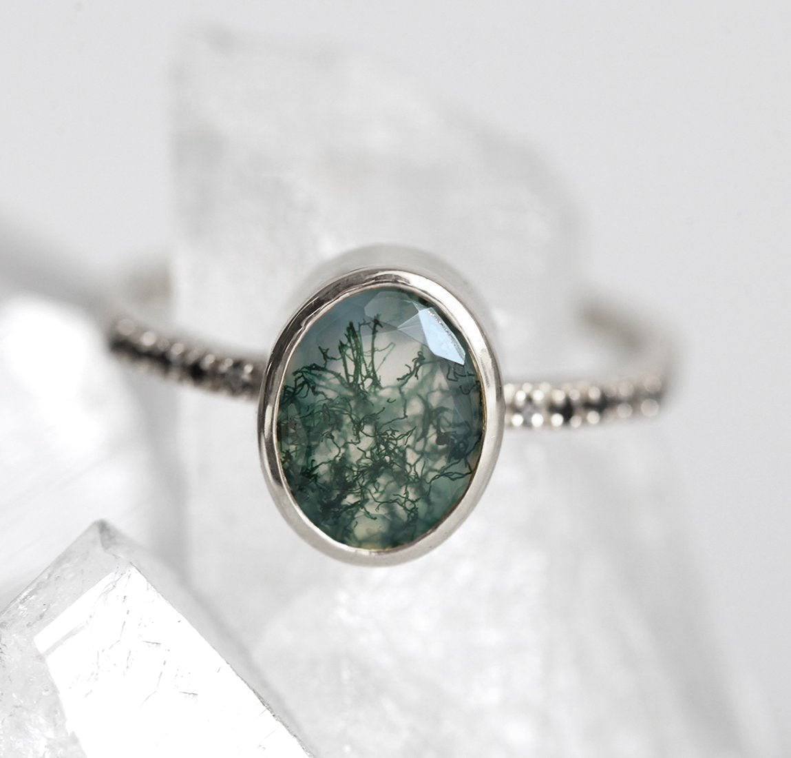 Ovalni prsten od Moss Agate sa okruglim crnim dijamantima na narukvici