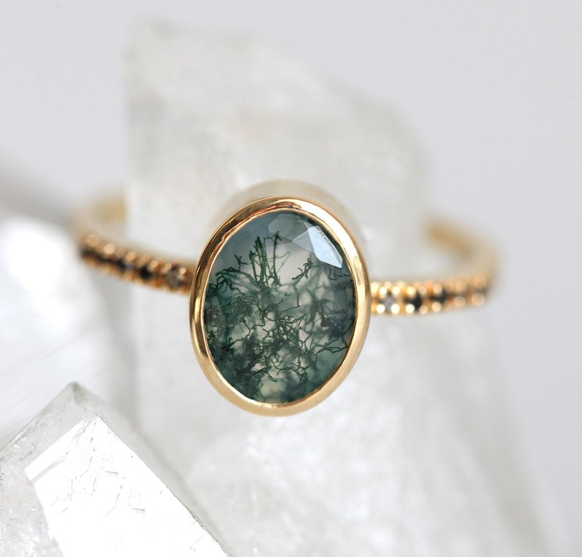 Ovalni prsten od Moss Agate sa okruglim crnim dijamantima na narukvici