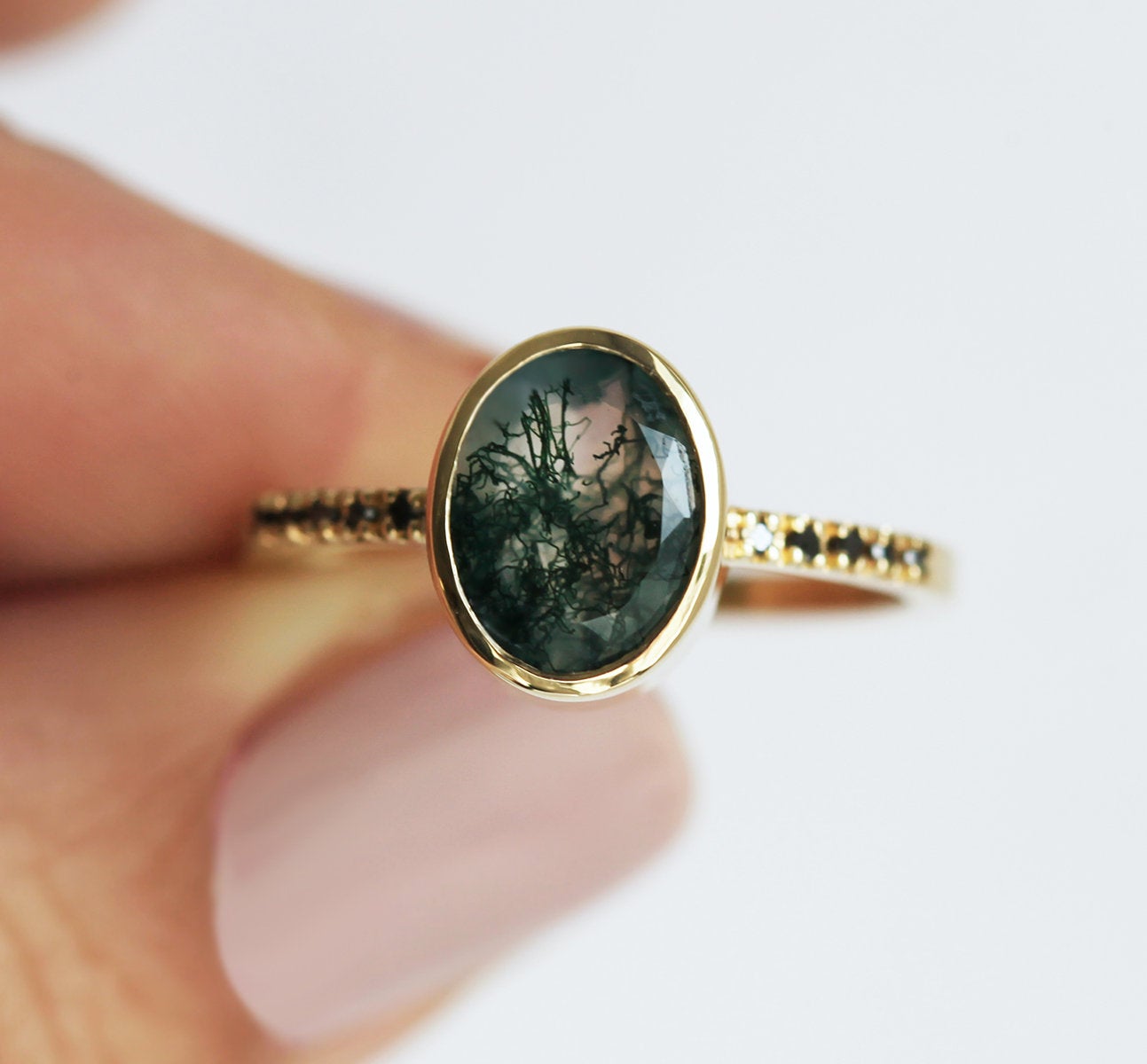 Ovalni prsten od Moss Agate sa okruglim crnim dijamantima na narukvici