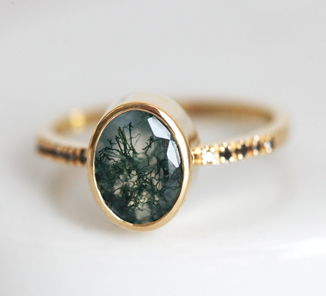 Ovalni prsten od Moss Agate sa okruglim crnim dijamantima na narukvici