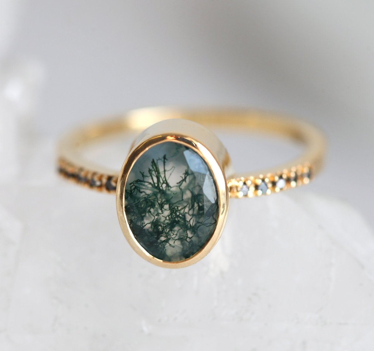 Ovalni prsten od Moss Agate sa okruglim crnim dijamantima na narukvici