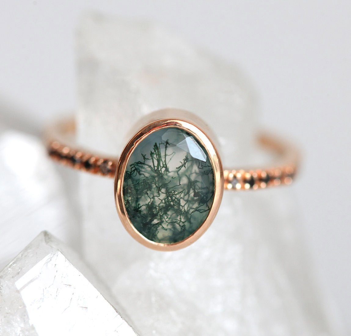 Ovalni prsten od Moss Agate sa okruglim crnim dijamantima na narukvici