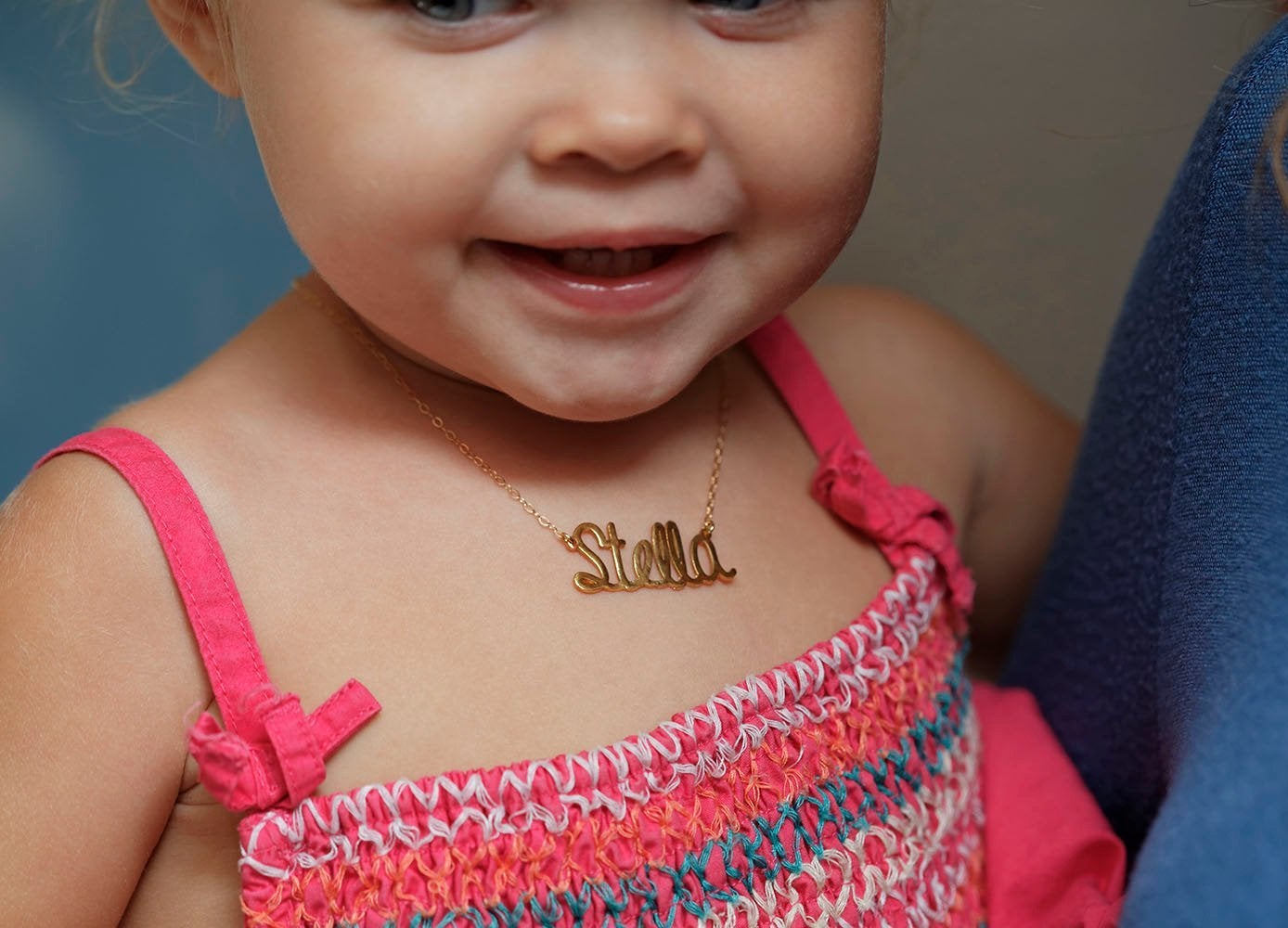 Personalizovana zlatna ogrlica sa imenom bebe