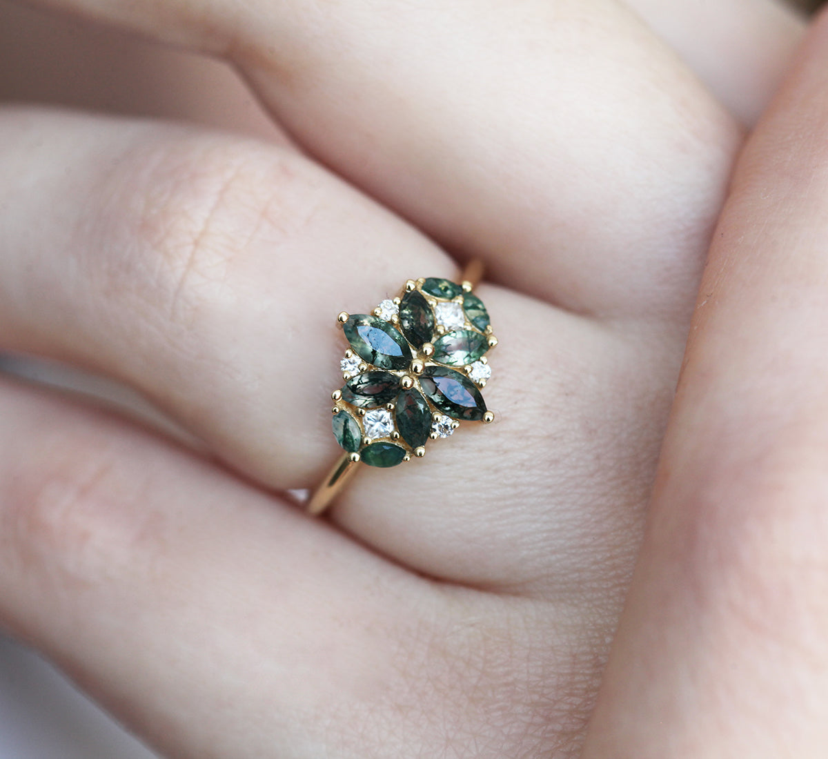 Prsten Moss Agate od markiza sa bočnim kamenjem Moss Agate i belim dijamantima