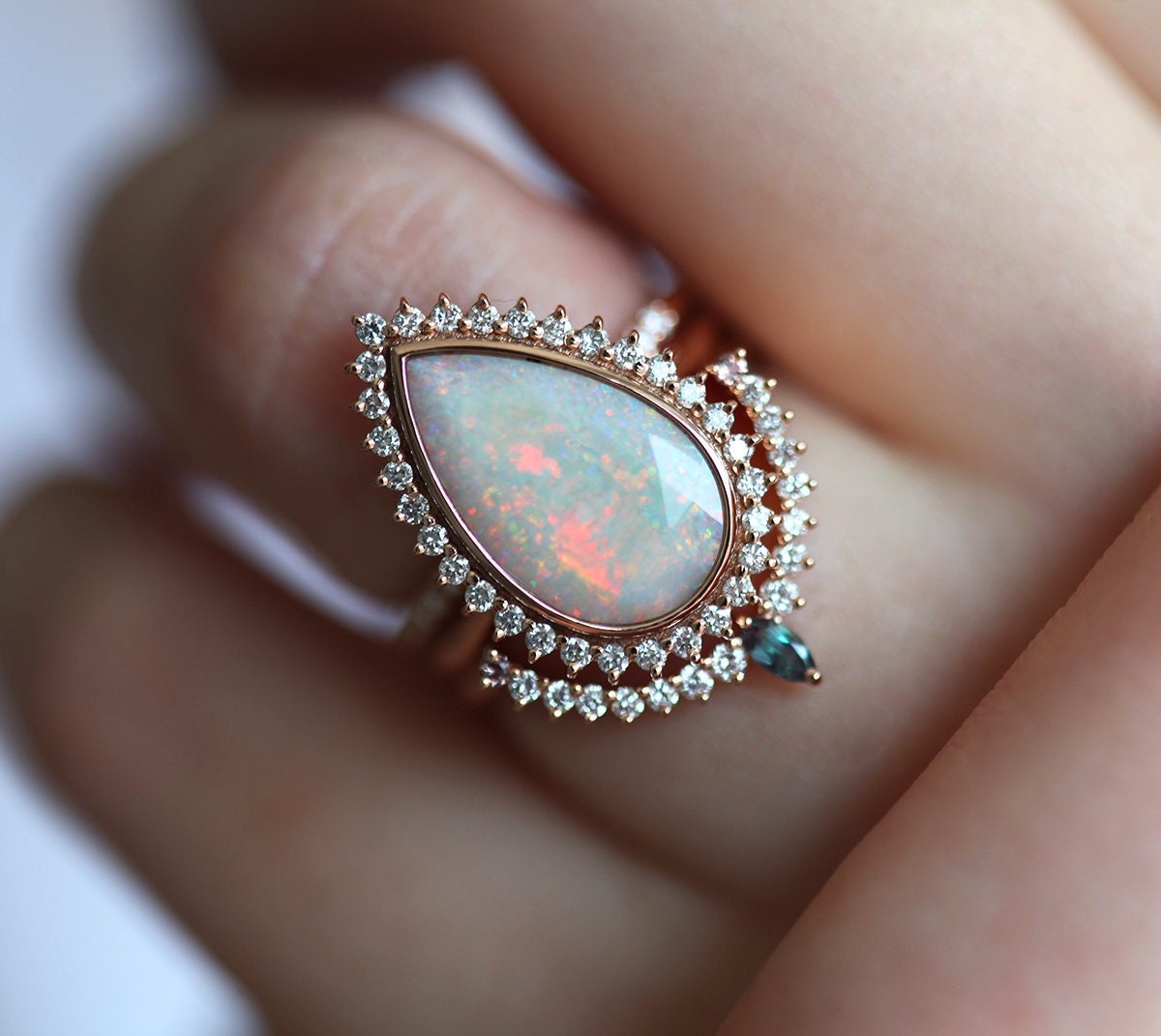 Vhite Pear Australian Opal Halo prsten set sa belim dijamantima i safirima