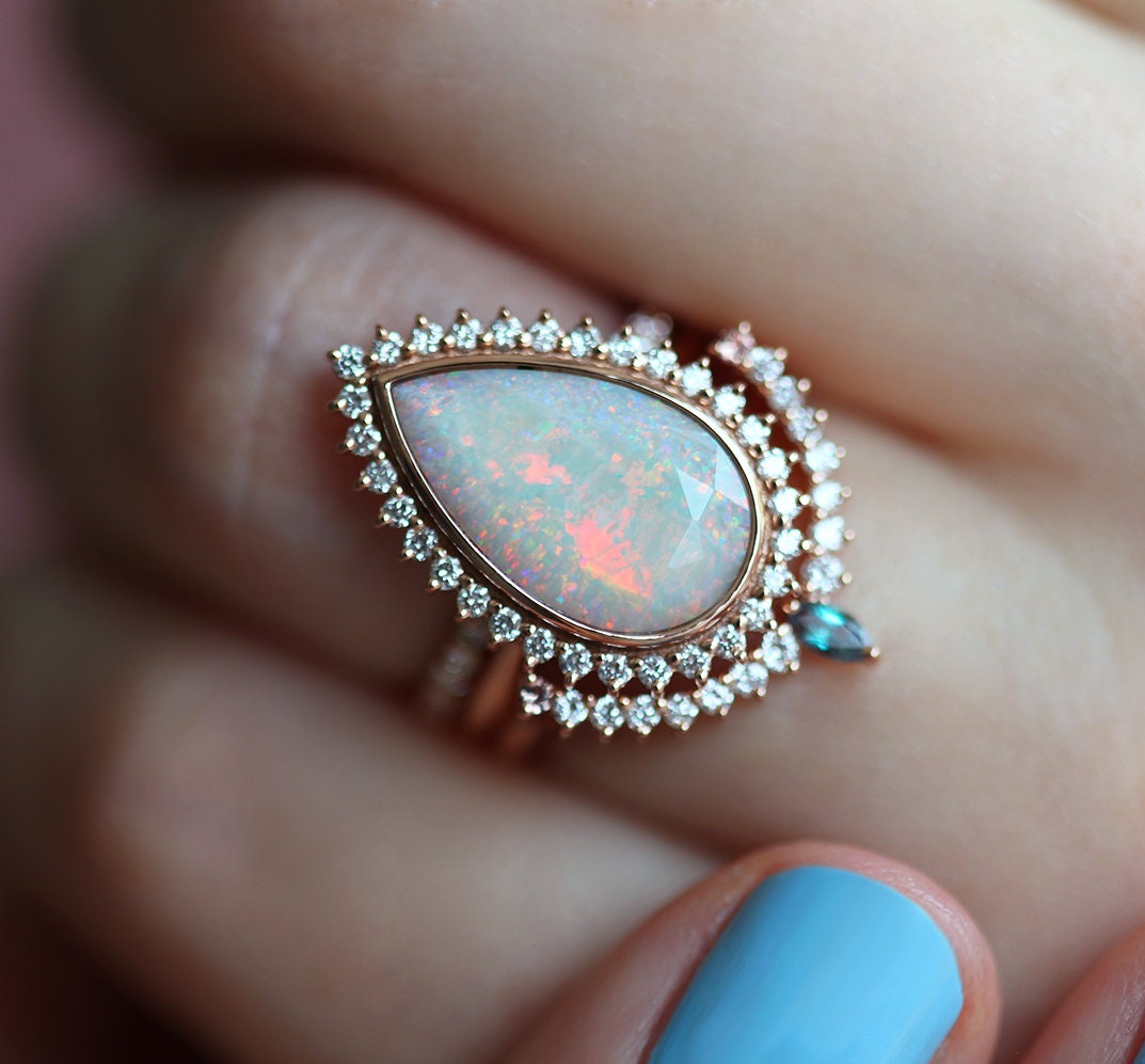 Vhite Pear Australian Opal Halo prsten set sa belim dijamantima i safirima