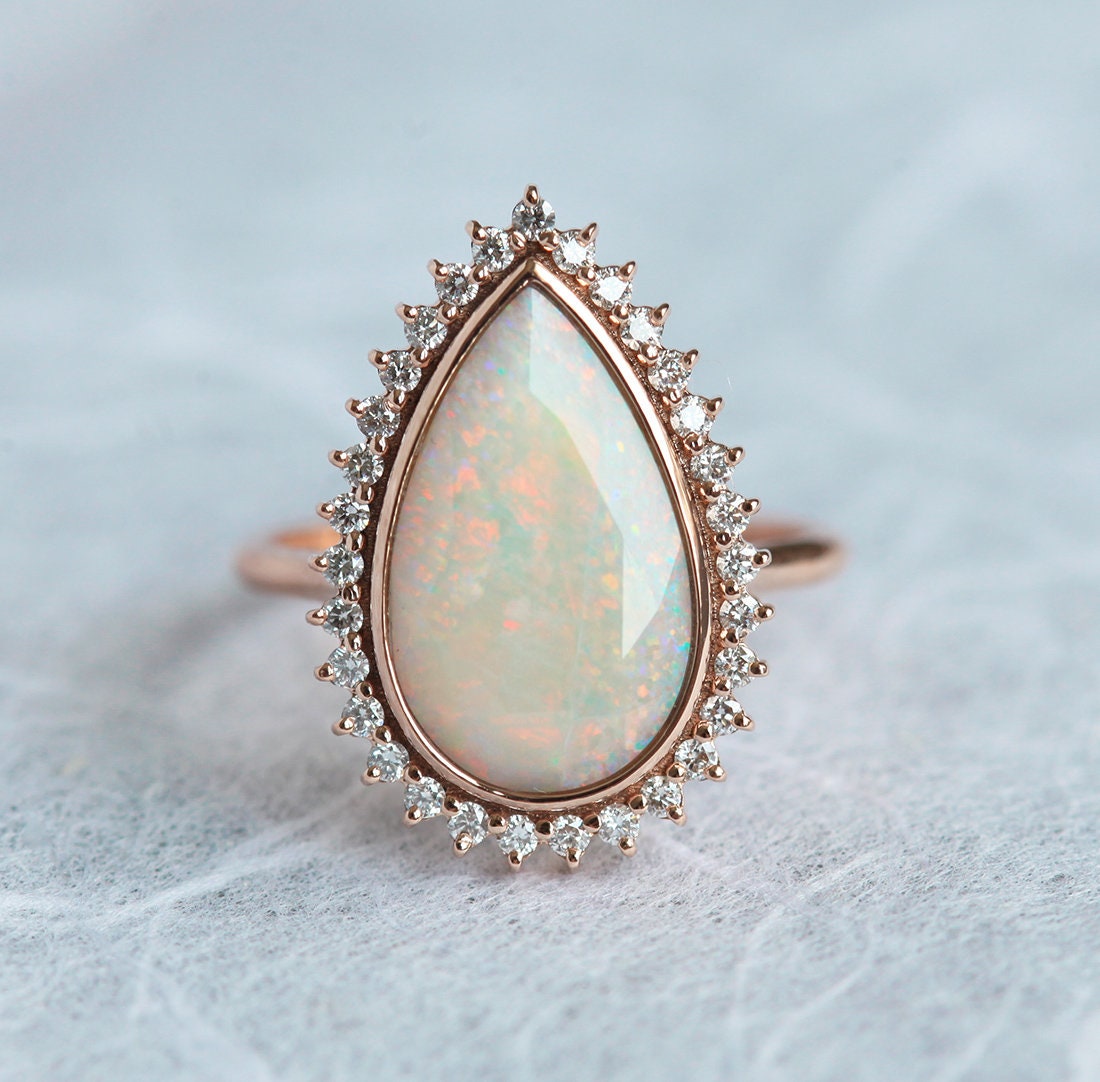 Vhite Pear Australian Opal Halo prsten set sa belim dijamantima i safirima