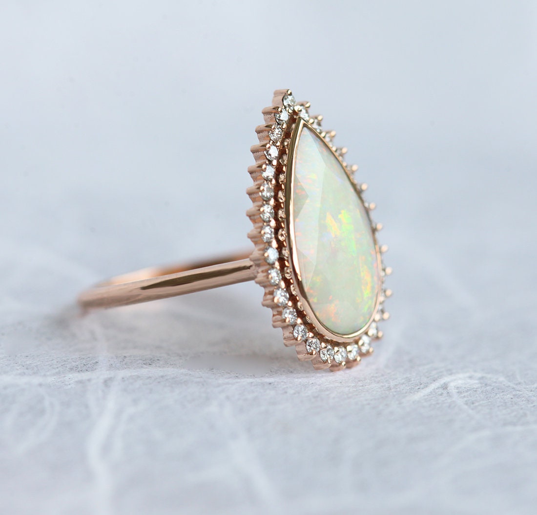 Vhite Pear Australian Opal Halo prsten set sa belim dijamantima i safirima