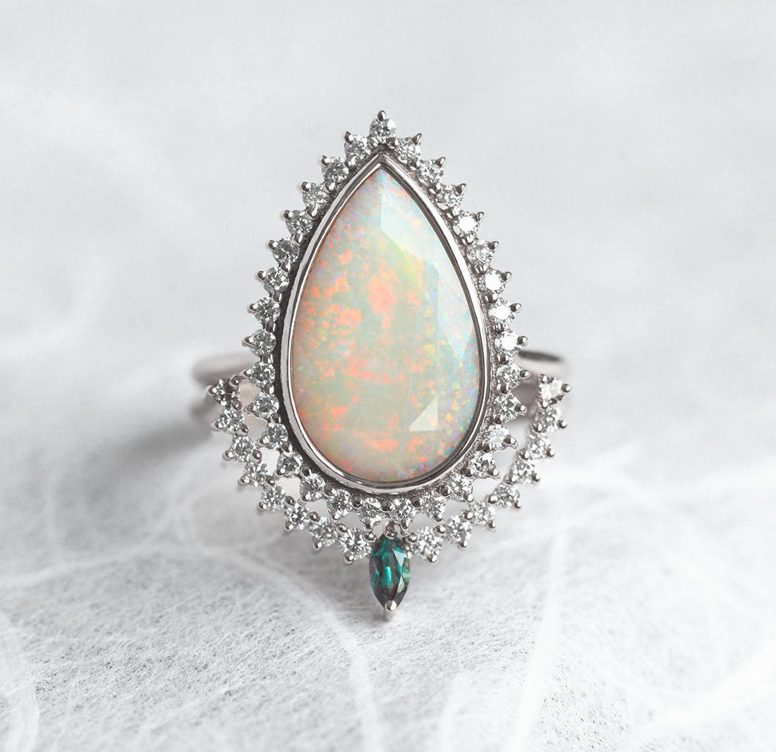 Vhite Pear Australian Opal Halo prsten set sa belim dijamantima i safirima