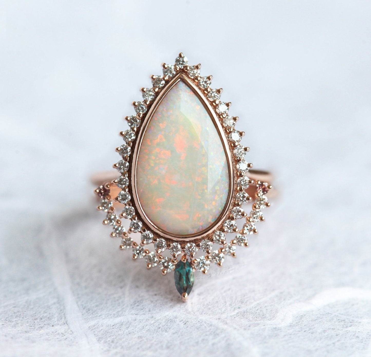 Vhite Pear Australian Opal Halo prsten set sa belim dijamantima i safirima