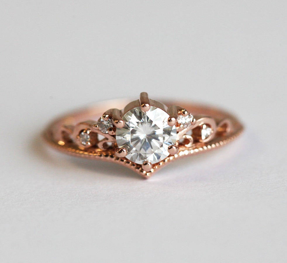 BELLA RUND MOISSANITE & DIAMAND PRSTEN-Capucinne