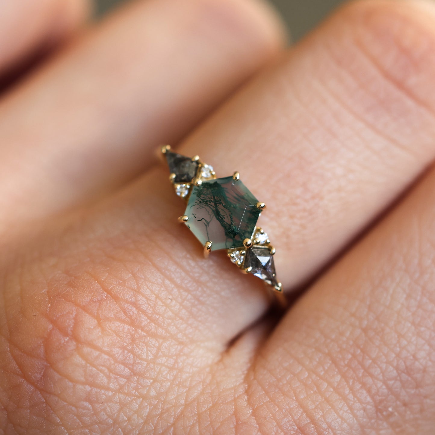 Šestougaoni prsten Moss Agate sa dijamantima od slanog bibera, koji prikazuje zeleno i belo kamenje sa dijamantima.