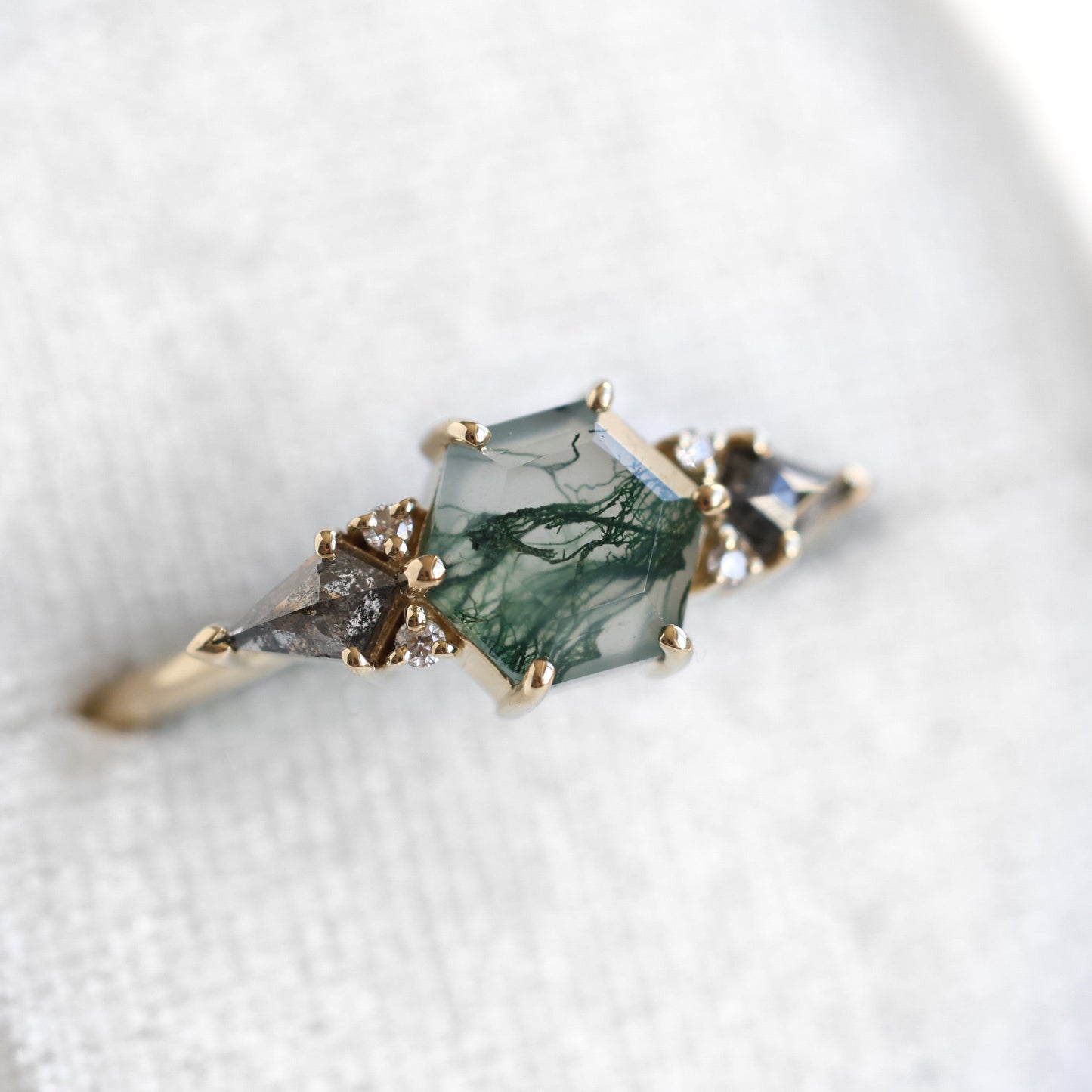Šestougaoni prsten Moss Agate sa dijamantima od slanog bibera, koji prikazuje zeleno i belo kamenje sa dijamantima.
