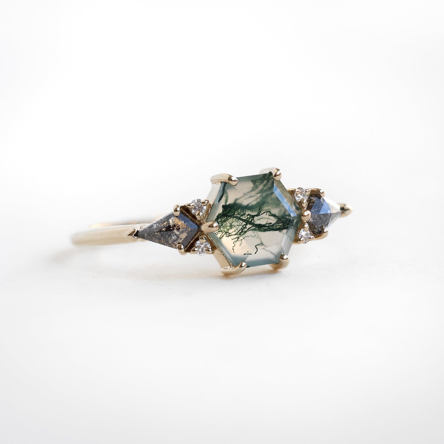 Šestougaoni prsten Moss Agate sa dijamantima od slanog bibera, koji prikazuje zeleno i belo kamenje sa dijamantima.