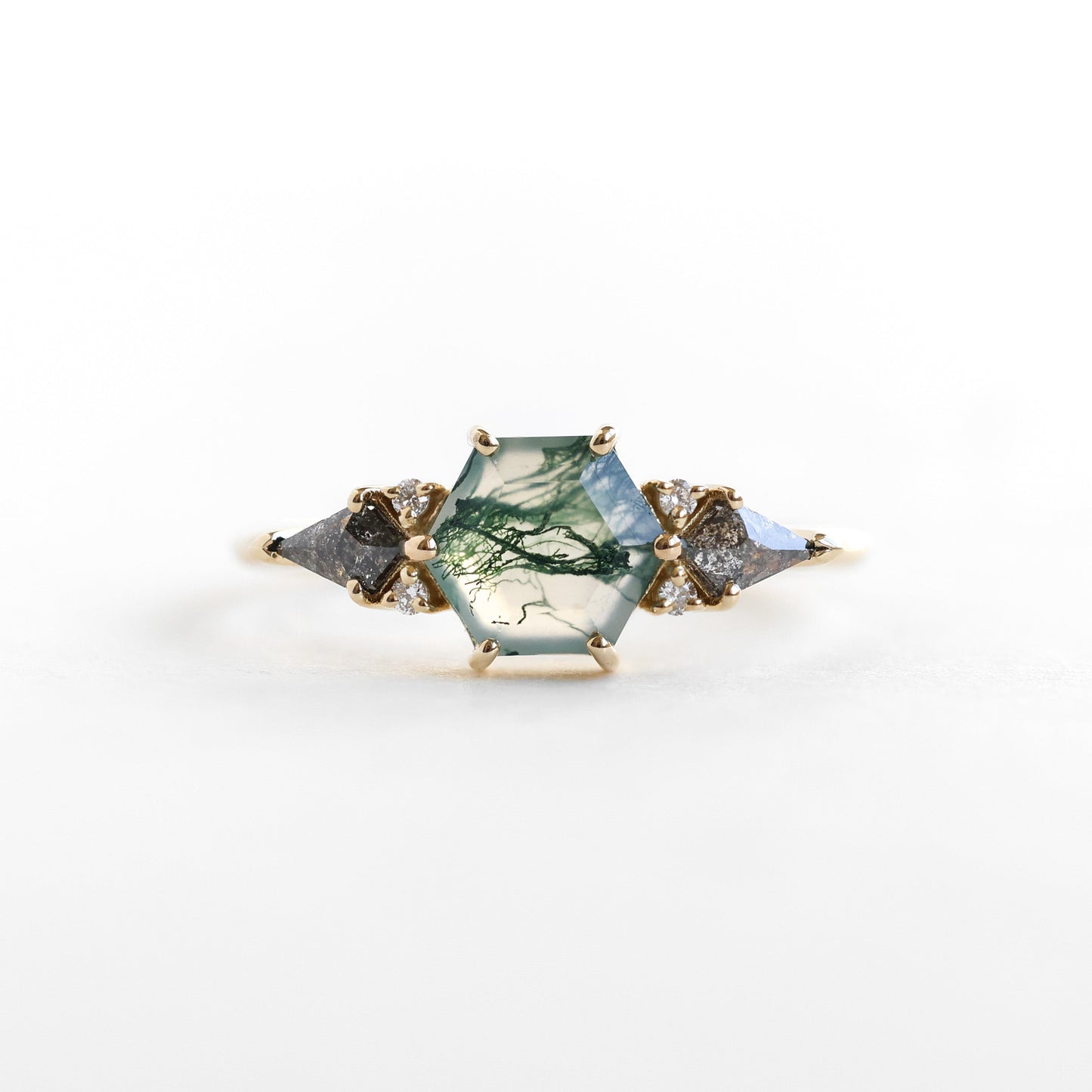 Šestougaoni prsten Moss Agate sa dijamantima od slanog bibera, koji prikazuje zeleno i belo kamenje sa dijamantima.
