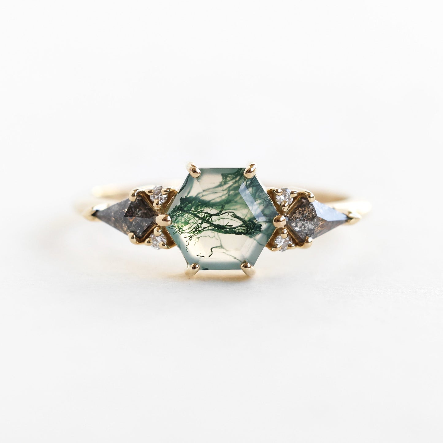 Šestougaoni prsten Moss Agate sa dijamantima od slanog bibera, koji prikazuje zeleno i belo kamenje sa dijamantima.