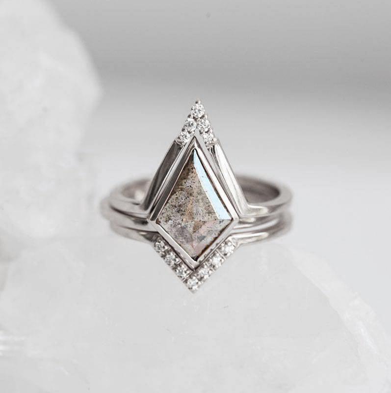 Kite Salt & Pepper Diamond, platinasti prsten sa bočnim belim okruglim dijamantima
