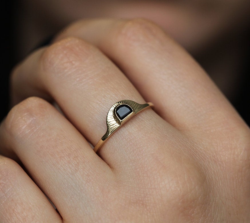 Celine Half Moon Sunstone prsten-Capucinne