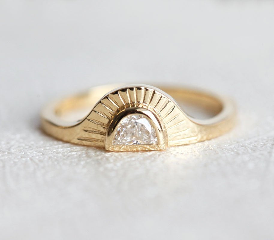 Celine Half Moon Sunstone prsten-Capucinne
