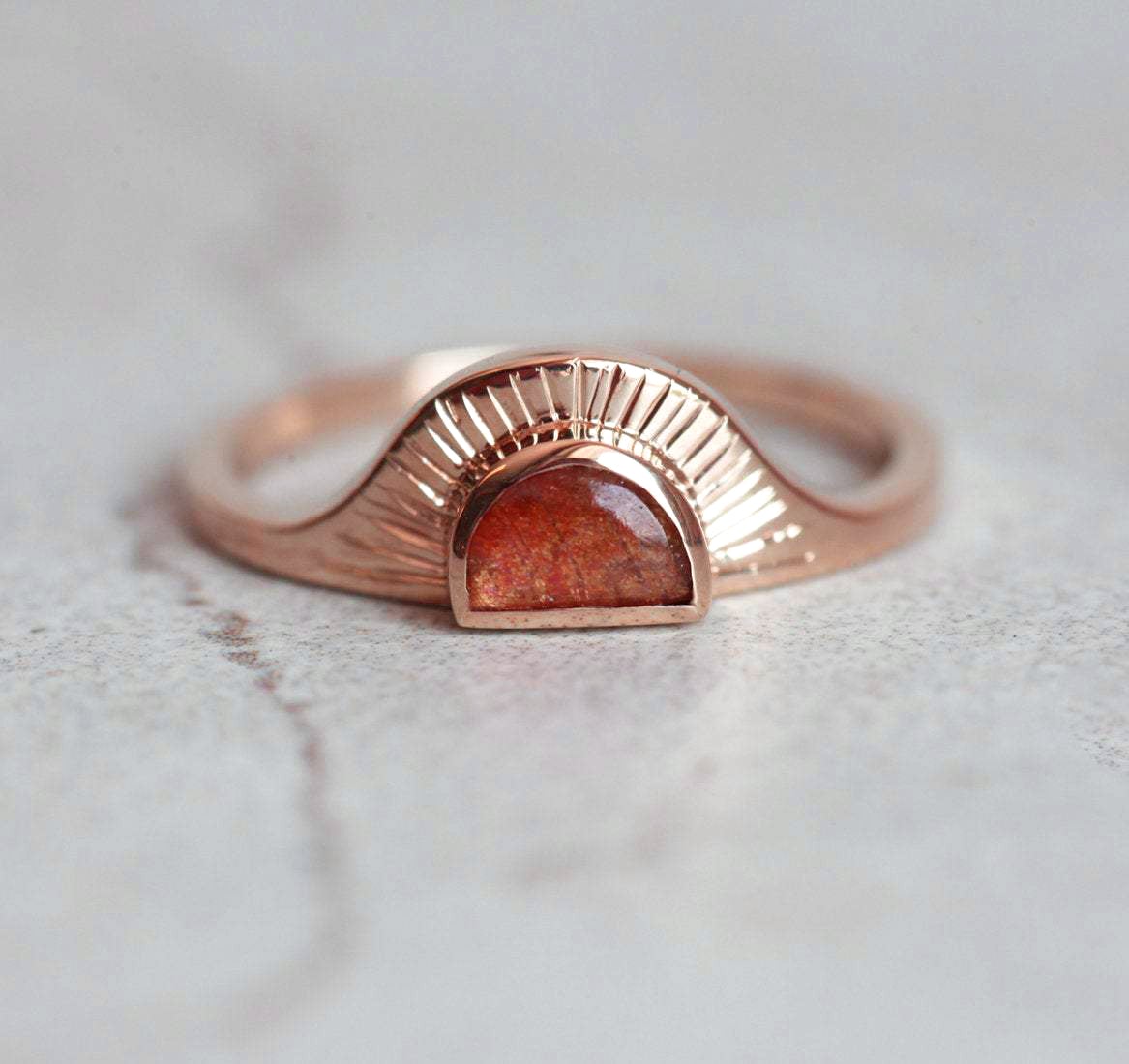 Celine Half Moon Sunstone prsten-Capucinne