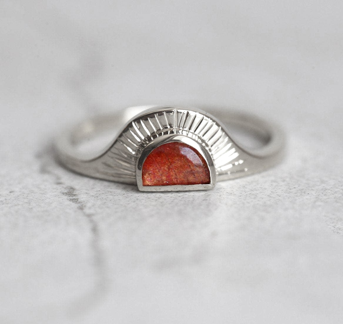 Celine Half Moon Sunstone prsten-Capucinne