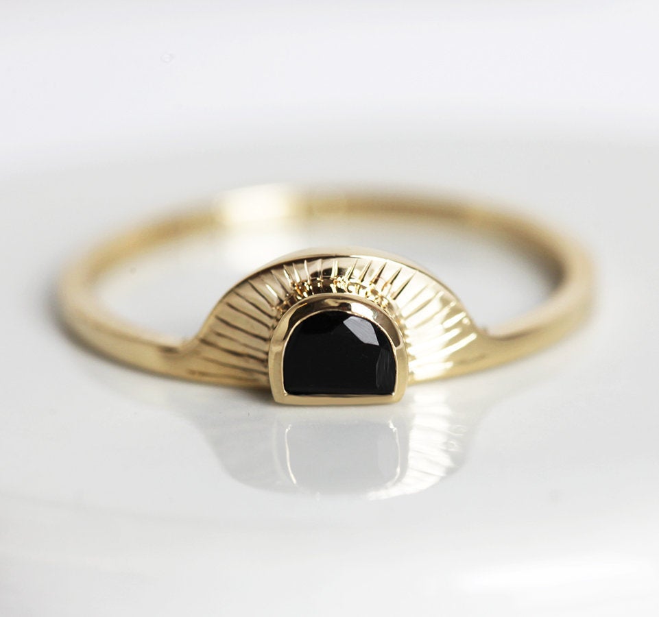 Celine Half Moon Sunstone prsten-Capucinne